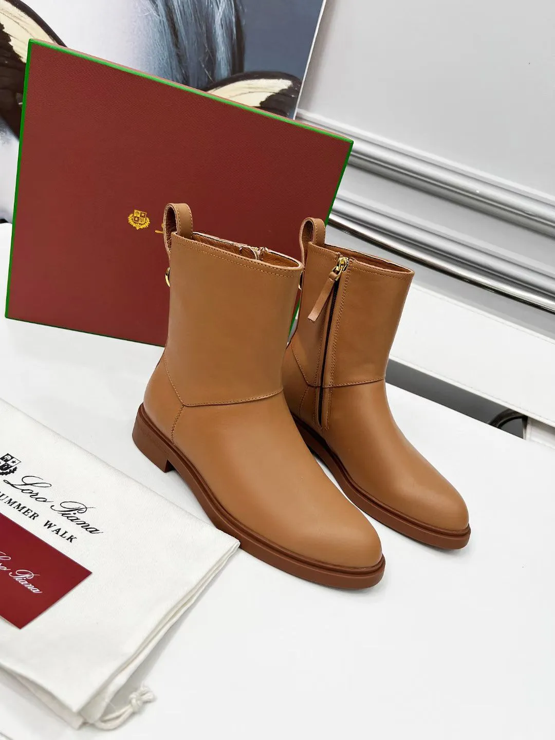 👟👟Ex-factory price 640👟👟 First-layer cowhide, G02 purchasing level WYSIWYG Loro Piana LP 130s new autumn and winter Kilda ankle boots side zipper short boots. This iconic ankle boot is made of waxed cow leather/suede sheepskin, giving it a rustic and unique retro aesthetic. The casual yet sophisticated style is perfect for urban looks as well as relaxed weekend looks. The sole is Loro Piana non-slip rubber sole. Leather lining, interior zip closure with tonal zip puller at top. Metallic detail at back. Leather ring pull tabs engraved with brand logo One-piece tonal rubber sole Rubber sole with anti-slip LP detail! Upper: Imported calfskin/nubuck leather Inner foot pads: cowhide Sole: Original molded rubber outsole Size: 35-40 (41 is custom-made and cannot be returned or exchanged)